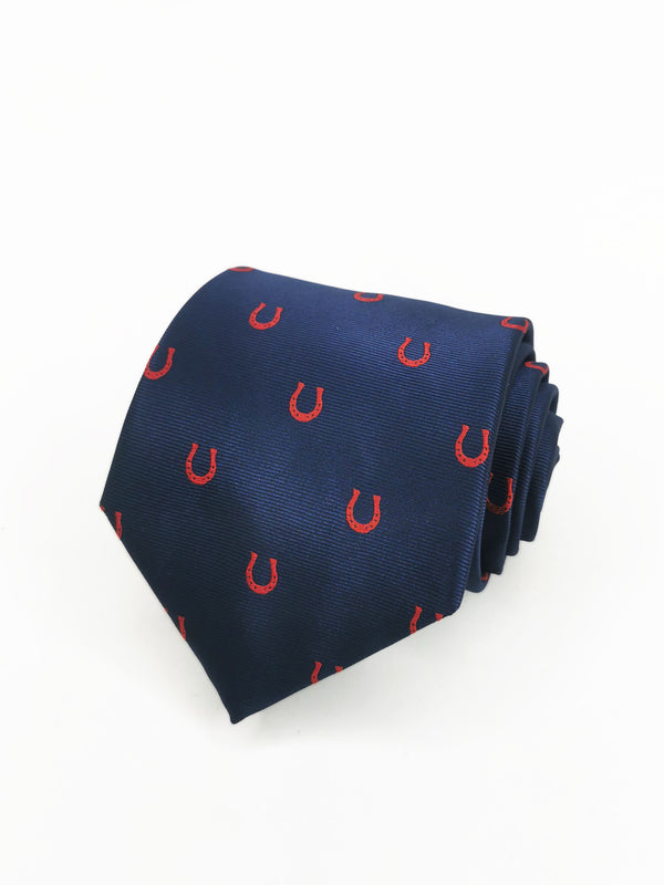 Corbata azul marino con herraduras rojas