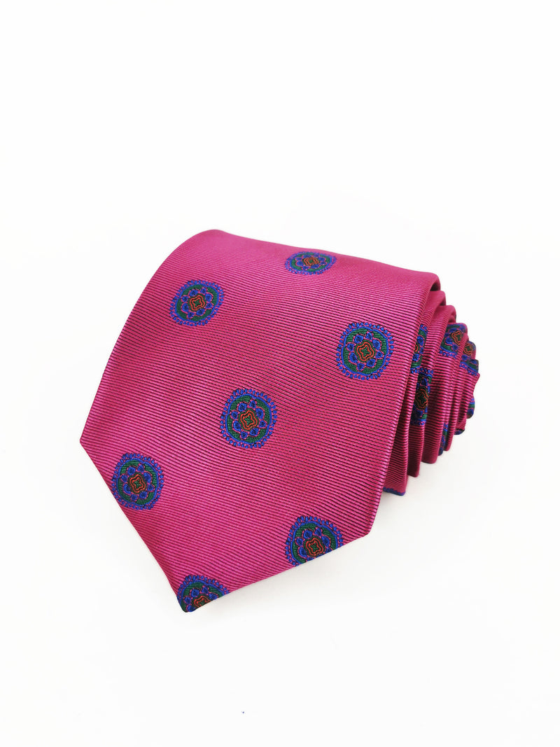 Corbata rosa fucsia con medallas azul y verde