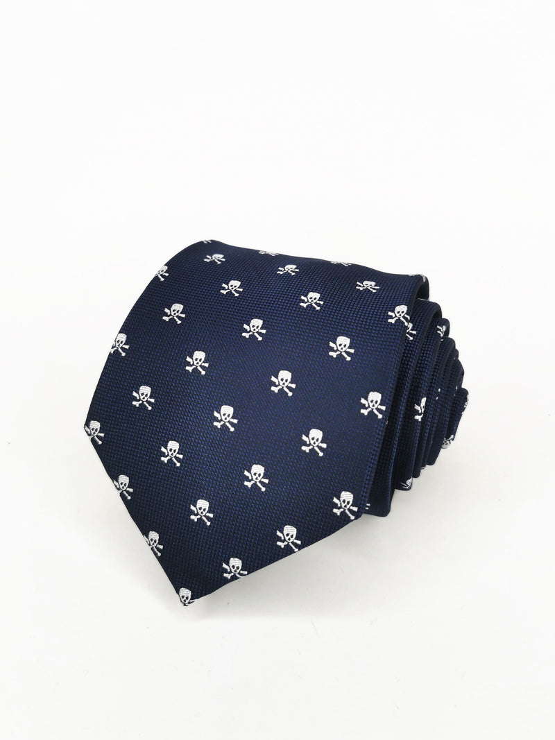 Corbata azul marino con calaveras piratas blancas