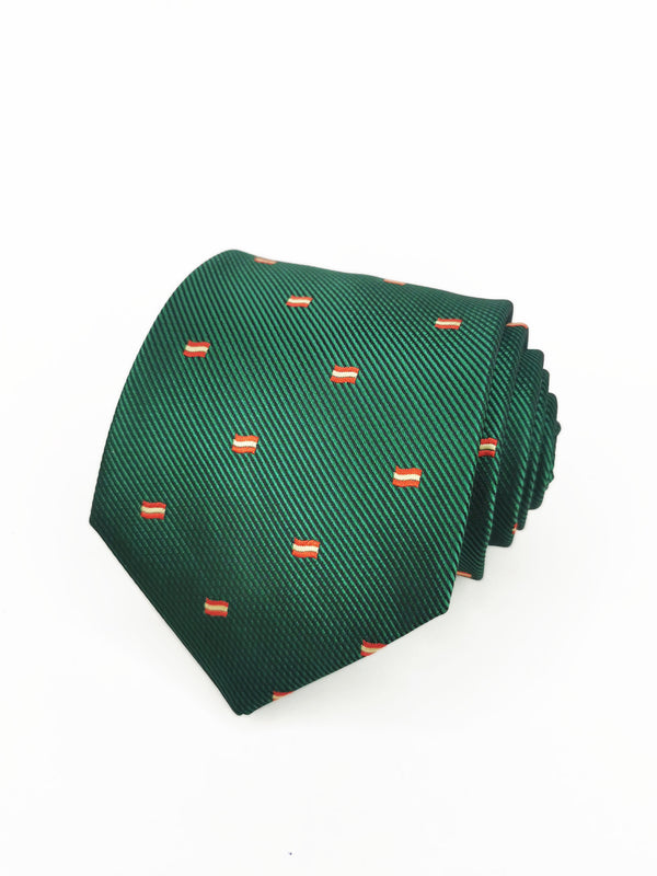 Corbata verde con banderas pequeñas