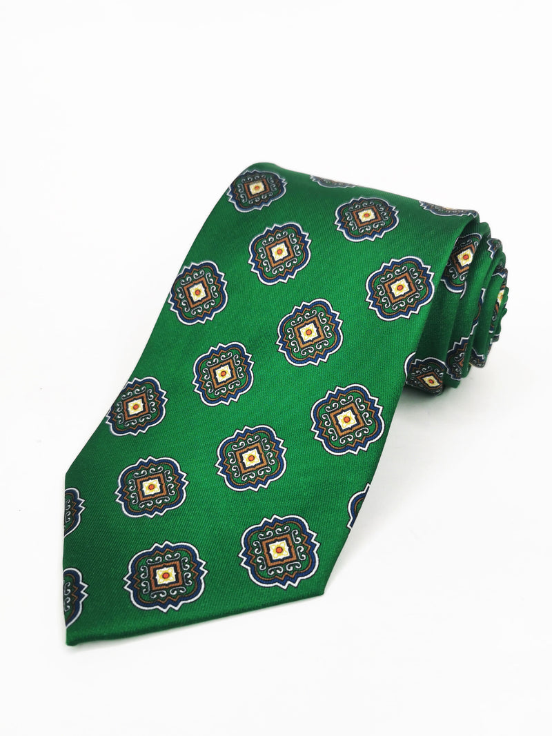 Corbata verde con rosetas grandes